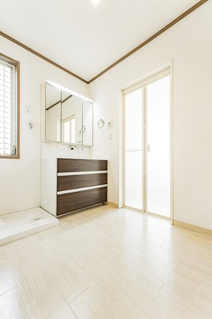 腰越1丁目 東南角地 中古住宅